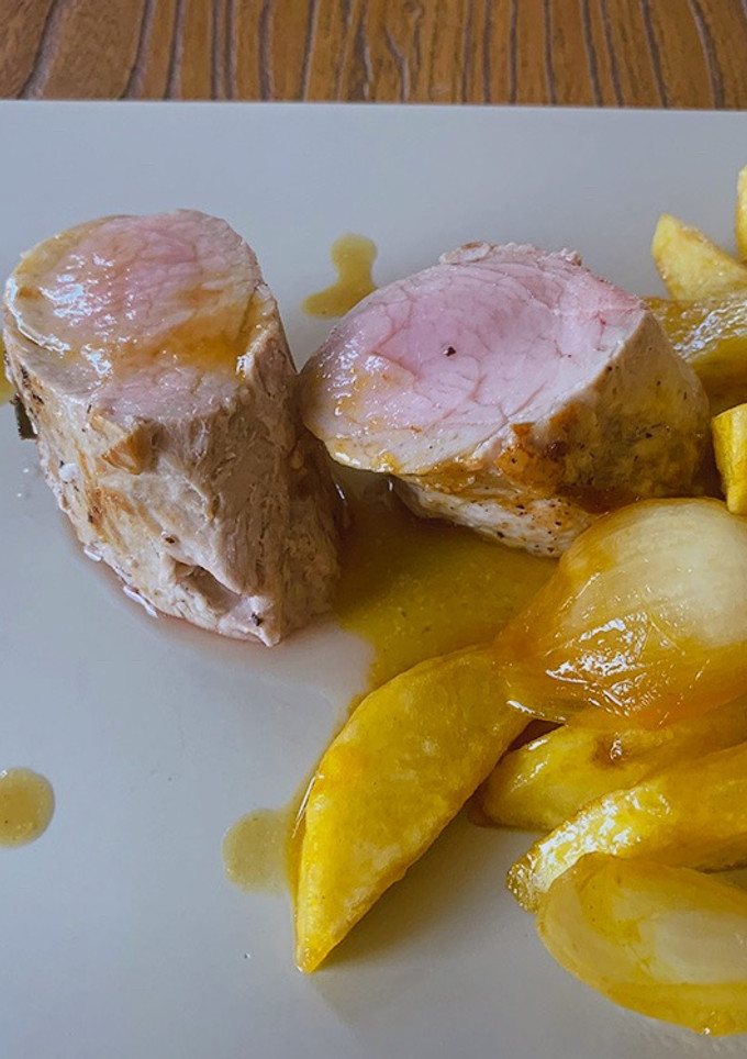 Una foto de Solomillo de cerdo con romero y manzanas
