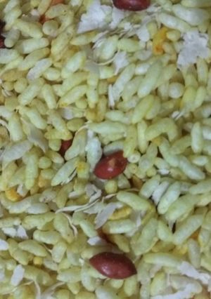 A picture of Murmura with chiwda.