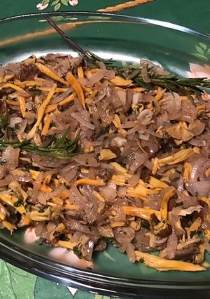 Une photo de Poêlée de chanterelles à l oignon de roscoff et romarin frais