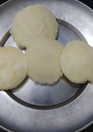इडली (Idli recipe in hindi) रेसिपी मुख्य फोटो