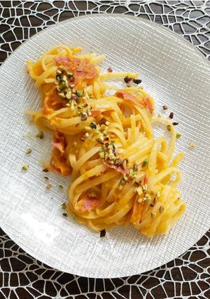 Foto di Linguine al pesto di pomodorini gialli, pancetta e pistacchio
