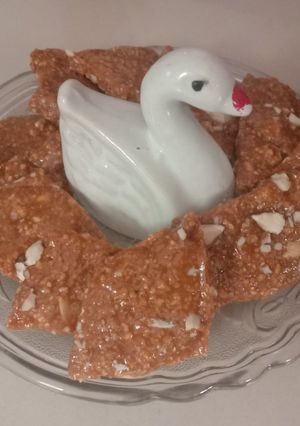 ચીકી(chiki recipe in gujarati) રેસીપી મુખ્ય ફોટો