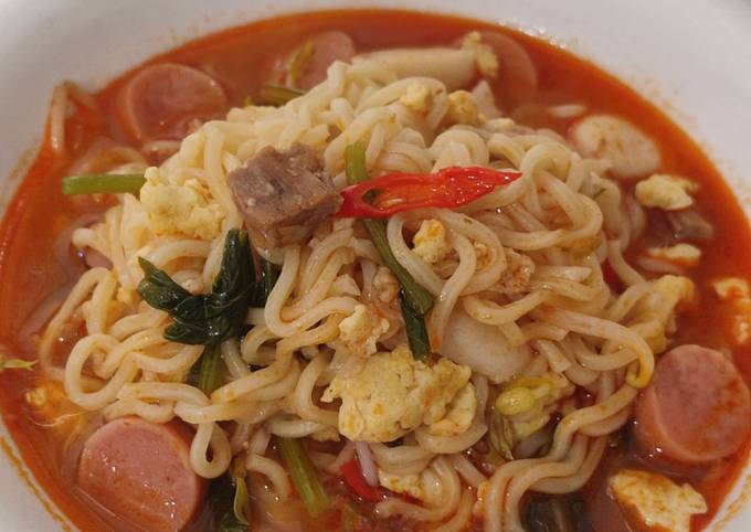 Seporsi mie dok-dok yang gurih dan pedas, siap memanjakan lidah Anda dengan cita rasa khas Indonesia