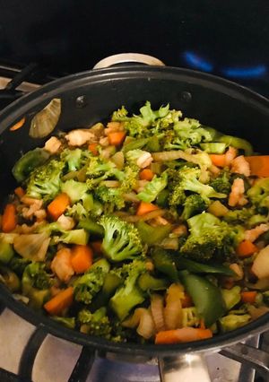 Una foto de Ensalada de vegetales y camarones 🥦🍤