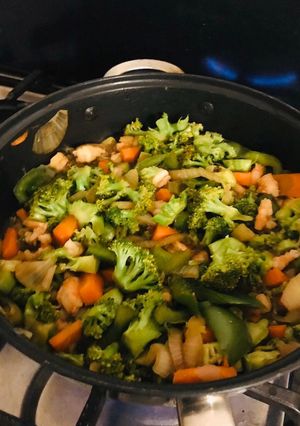 Una foto de Ensalada de vegetales y camarones 🥦🍤