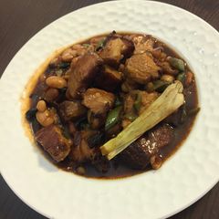 A picture of Stew pork belly with baked beans.