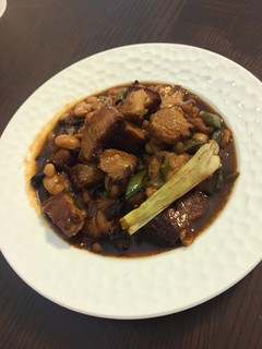 A picture of Stew pork belly with baked beans.