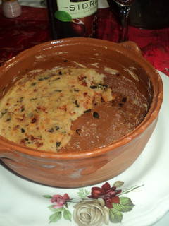 Una foto de Tamal de cazuela de chorizo, hierbas mexicanas, cebolla, ajo y masa blanca con manteca