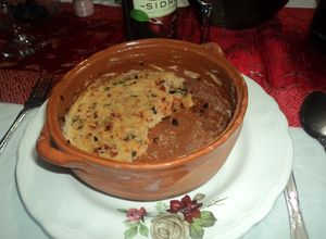 Una foto de Tamal de cazuela de chorizo, hierbas mexicanas, cebolla, ajo y masa blanca con manteca
