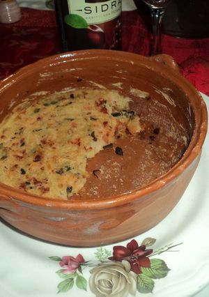 Una foto de Tamal de cazuela de chorizo, hierbas mexicanas, cebolla, ajo y masa blanca con manteca