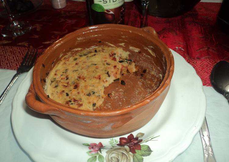 Tamal de cazuela de chorizo, hierbas mexicanas, cebolla, ajo y masa blanca con manteca