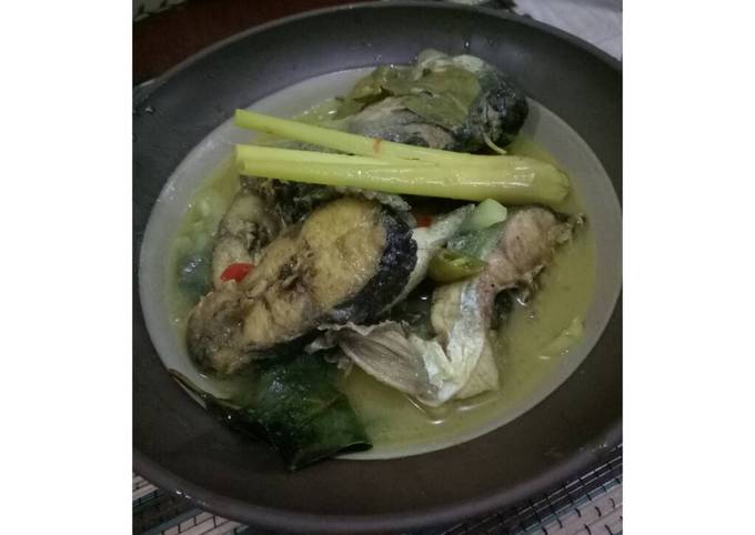 Bagaimana Menyiapkan Ikan Patin Bumbu Kuning Segar, Enak Banget