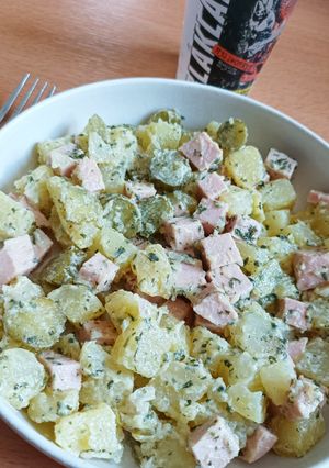 Une photo de Salade de pommes de terre et cervelas