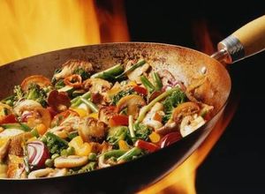 Una foto de Pollo salteado con vegetales