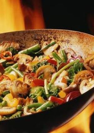 Una foto de Pollo salteado con vegetales