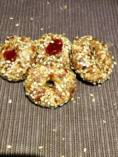 A picture of Dates peanuts cookies.