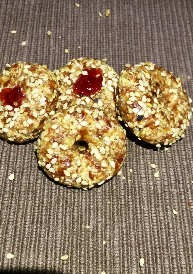 A picture of Dates peanuts cookies.