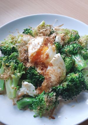 รูปของ Broccoili&Boiled Egg Mayo-Katsuo Dressing สลัดบร็อคโคลี่และไข่ต้ม ซอสมาโย