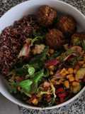 Bowl saudável com falafel, arroz integral e salada fresca