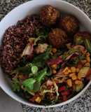 Bowl saudável com falafel, arroz integral e salada fresca