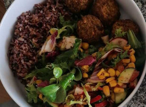 Foto de Bowl saudável com falafel, arroz integral e salada fresca