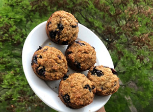 Una foto de Muffins de avena y harina integral con Arándanos