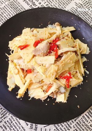 Hình của món Măng Xào Nấm Sả Ớt.