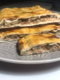 Foto principal de Empanada de salmón y champiñones, fácil y rápida
