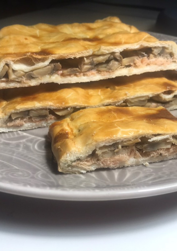 Una foto de Empanada de salmón y champiñones, fácil y rápida