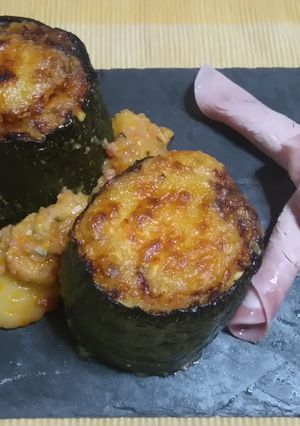 Una foto de 🌾Calabacín Relleno de Salchichas🥒