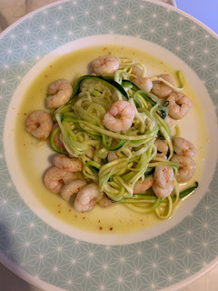Una foto de Espaguetis de calabacín con gambas salteadas