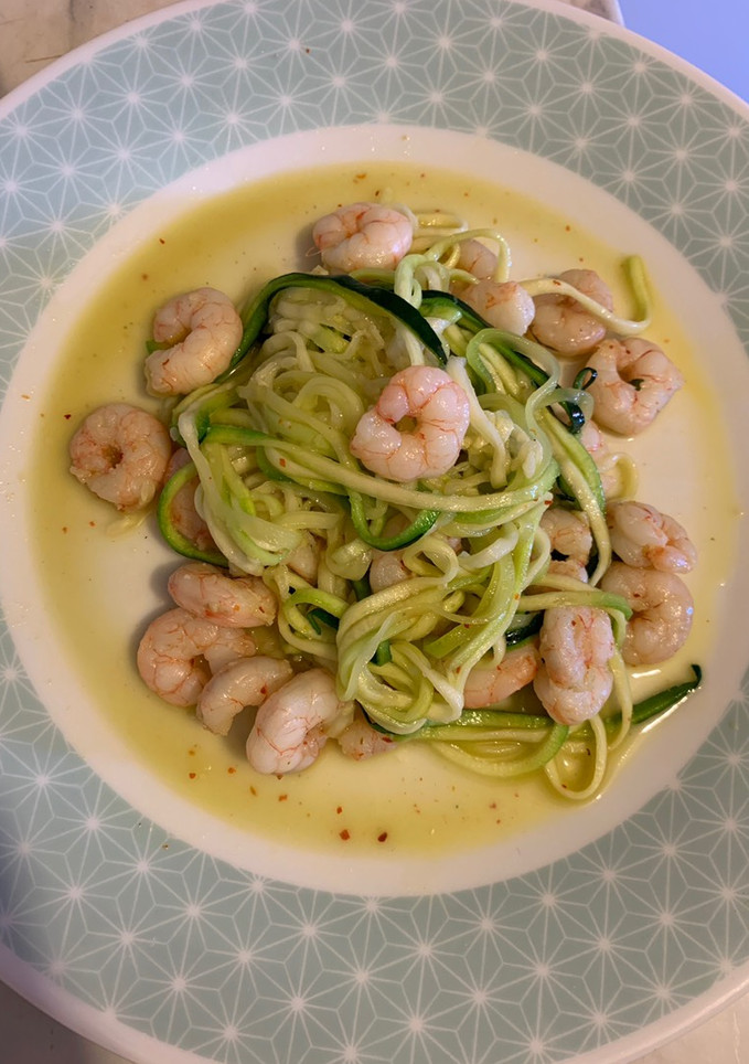 Una foto de Espaguetis de calabacín con gambas salteadas