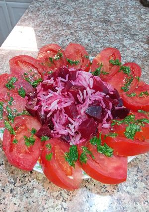 Une photo de Salade tomate / betterave / riz