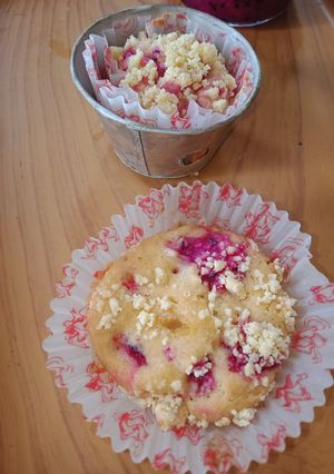 Foto resep Muffin Ketan Putih Buah Naga dengan Crumble