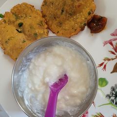 A picture of Methi khasta puri.