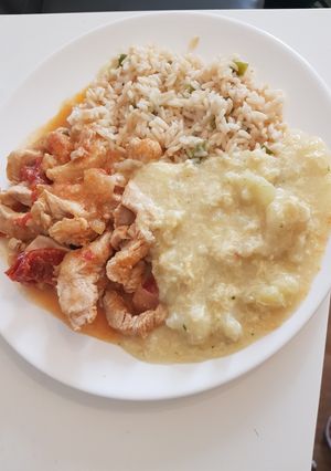 Carbonara karfiollal rizzsel, lecsós sertéspörkölttel recept fotója