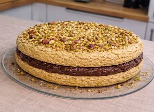 Une photo de Macaron géant pistache & chocolat