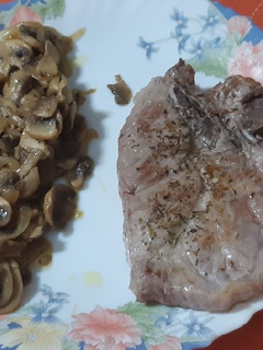 Una foto de Chuletas de aguja de cerdo con champiñones a la mostaza