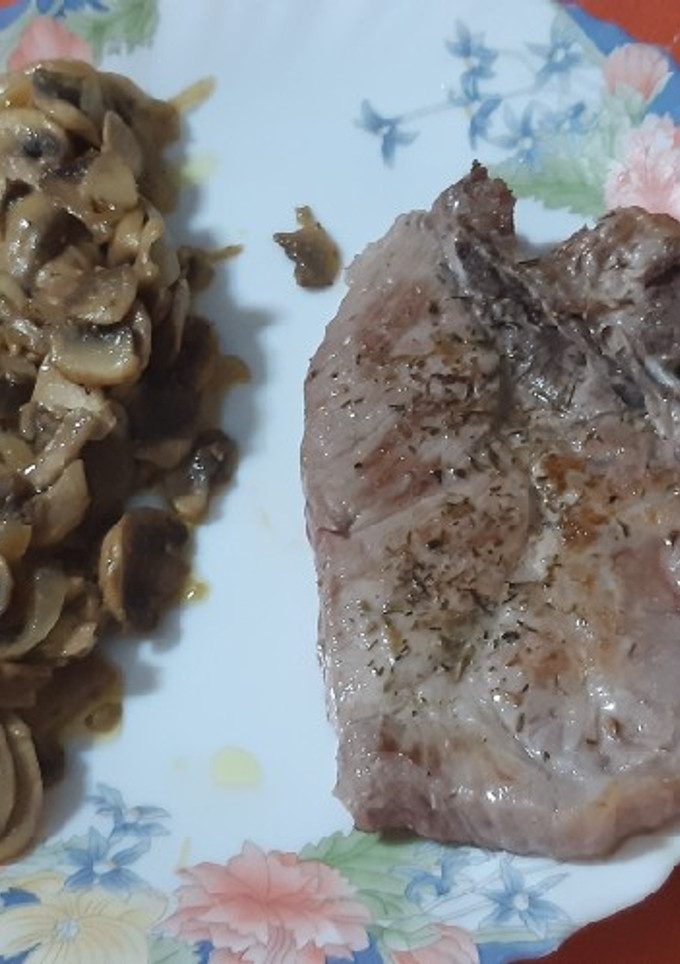 Una foto de Chuletas de aguja de cerdo con champiñones a la mostaza