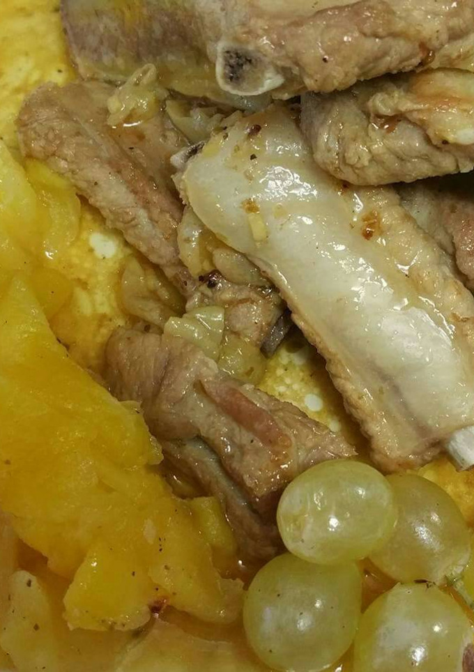 Una foto de Costillas al vino con uvas