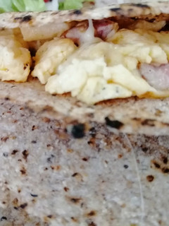 Una foto de Tacos integrales rellenos de huevo, queso y lomito ahumado