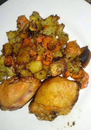 Una foto de Pollo crocante con vegetales al horno (hornito electrico en este caso)