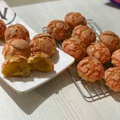 A picture of Choux au Craquelin.