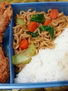 Foto resep Bekal kantor : Ayam Krispi, Mie goreng Lada Hitam + sayur