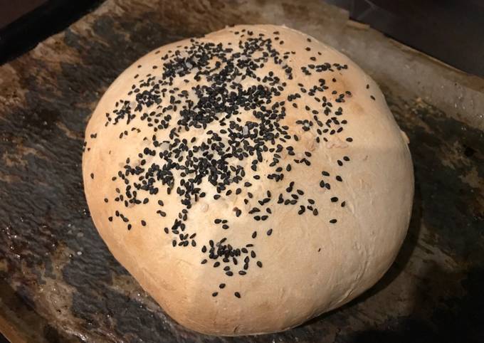 Helles Dinkelbrot mit schwarzem Sesam