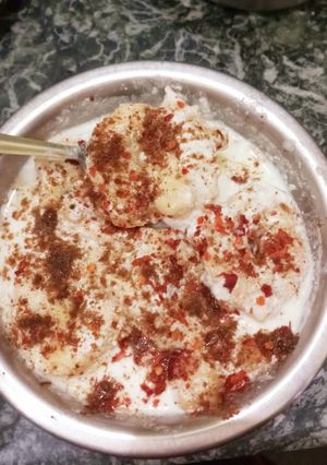 A picture of Dahi wada.