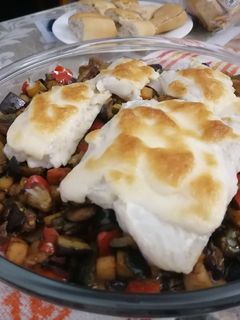 Una foto de Merluza gratinada a la mayonesa con base de verduras