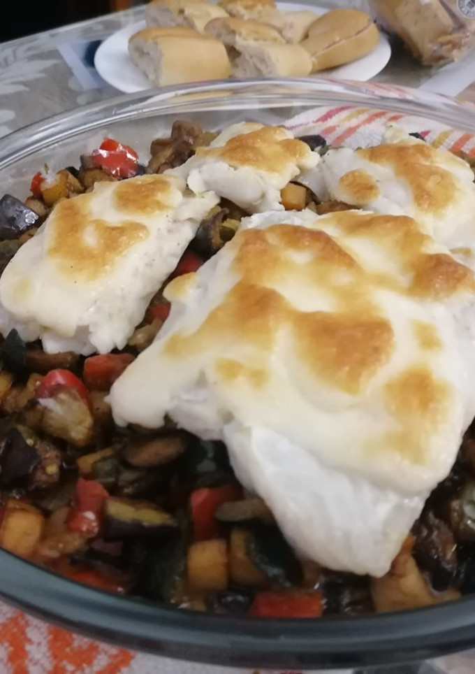 Una foto de Merluza gratinada a la mayonesa con base de verduras