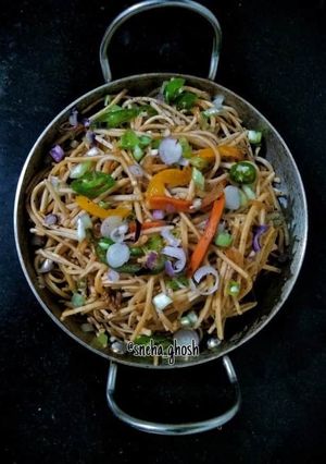 স্ট্রিট স্টাইল চিকেন চাউমিন (Street style chicken chowmein recipe in Bengali) রেসিপির প্রধান ছবি