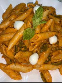 صورة لوصفة مكرونة بينك صوص بالمفروم 🍝